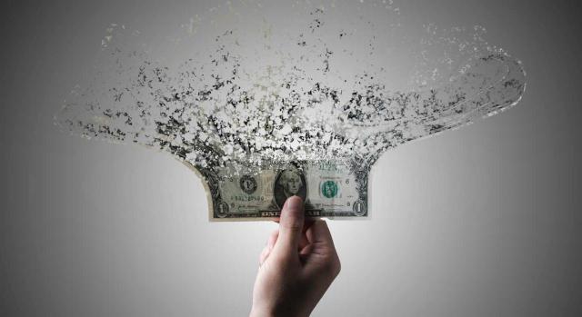 Consolidación y enmiendas IAS 21 en hiperinflación IFRS avanza en la consolidación de subsidiarias y anuncia enmiendas a IAS 21 para entornos hiperinflacionarios. Imagen de un dóllar desintegrandose a cama lenta en partículas