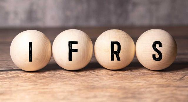 Normas NIIF 2026: Novedades y Cambios Obligatorios Actualización Normativa: Disponibles las NIIF® 2026. Imagen de bolas de madera con las letras en ingles IFRS que en español es NIIF