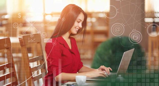 Contabilidad en tiempo real: ¿están preparadas las pymes españolas? Contabilidad en tiempo real: ¿están preparadas las pymes españolas? Imagen de una chica trabajando con su ordenador muy sonriente