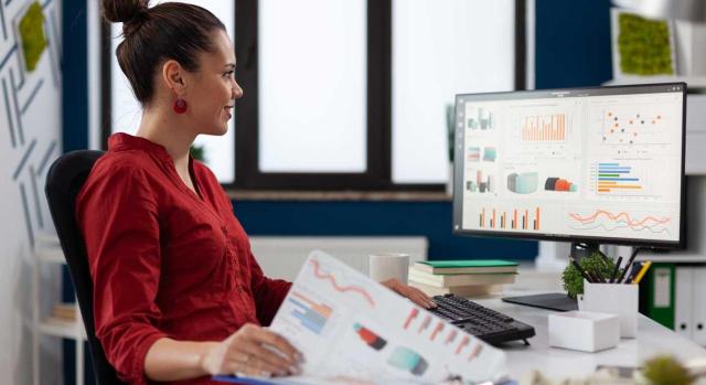 De Asentadores de Datos a Asesores: La Transformación del Contable De "asentadores" de datos a asesores estratégicos: La profunda transformación laboral del contable moderno. Imagen de una empresaria sentada en su escritorio haciendo gráficas