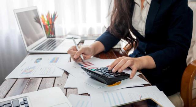 La contabilidad como defensa ante comprobaciones y sanciones tributarias La contabilidad como primera línea de defensa ante comprobaciones y sanciones tributarias. Imagen de una mujer empresaria haciendo cuentas en su mesa de ordenadro con sus gráficos