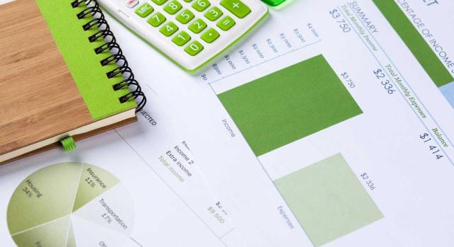 Resumen BOICAC 145/2025: Novedades contables del ICAC El ICAC publica cinco nuevas consultas en su Boletín 145. Imagen de unas gráficas con datos y cuaderno y calculadora encima de la mesa