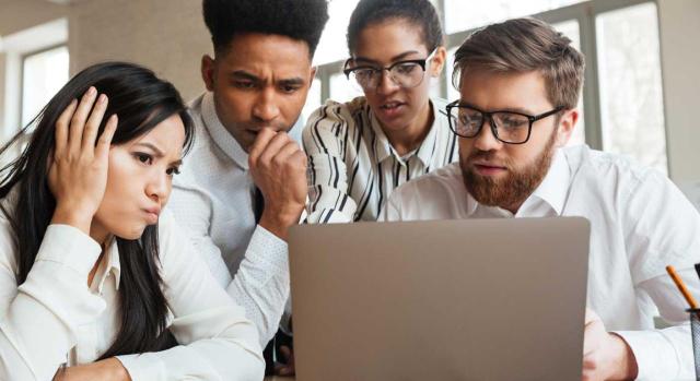 Cómo puede detectar Hacienda una contabilidad con errores antes de iniciar una inspección Cómo puede detectar Hacienda una contabilidad con errores antes de iniciar una inspección. Imagen de unos jovenes empresarios mirando los cuatro un ordenador