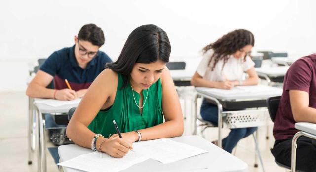 Accede a la solución detallada del segundo ejercicio para el Cuerpo Superior de Administración de Castilla y León. ¡Prepárate con éxito! Segundo ejercicio resuelto del proceso selectivo para el ingreso en el Cuerpo Superior de Administración económico-financiera de la Comunidad de Castilla y León. Imagen de unos jovenes haciendo un examen