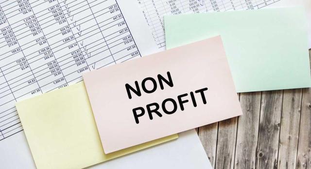 Contabilidad en entidades sin fines lucrativos: guía y claves para 2026 Contabilidad en entidades sin fines lucrativos: guía y claves para 2026. Imagen de escritorio con papeles y pegatinas