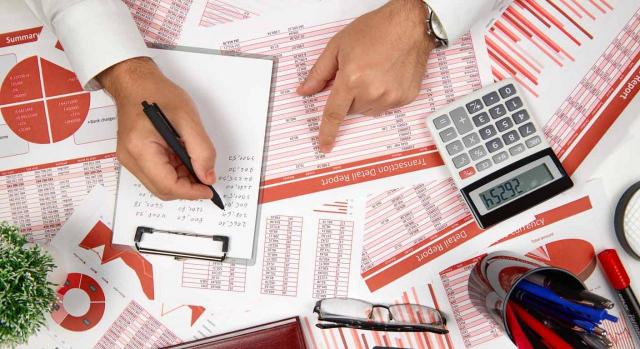 Modelización financiera Mesa de trabajo llena de documentos contables. Modelización financiera