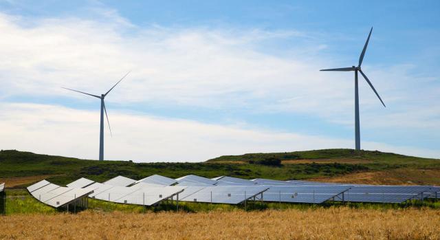 La Comisión Europea ha publicado el Rgto. (UE) 2025/1266, que introduce cambios relevantes en las NIIF 9 y 7 para mejorar la información financiera sobre contratos de electricidad dependiente de la naturaleza Modificaciones clave en las NIIF 9 y 7 sobre contratos de electricidad. Imagen de un campo con placas solares y molinos
