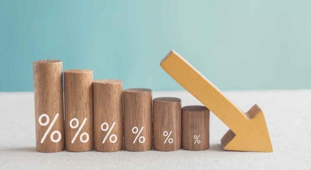 Deterioro Deterioro. Bloques de madera con signo porcentual y flecha hacia abajo, crisis de recesión financiera