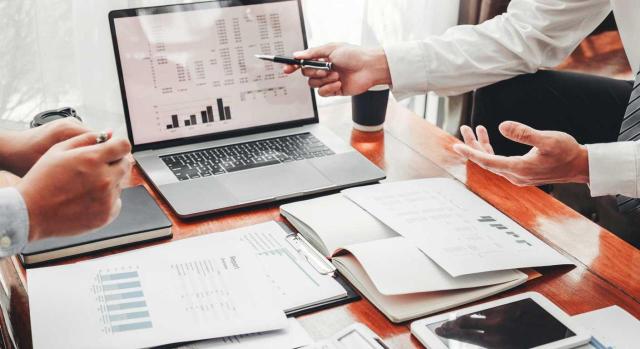 Cómo elaborar una cuenta de resultados previsional y aplicarla a la planificación financiera Cómo elaborar una cuenta de resultados previsional y aplicarla a la planificación financiera. Imagen de una reunión de trabajo haciendo comparaciones con gráficas